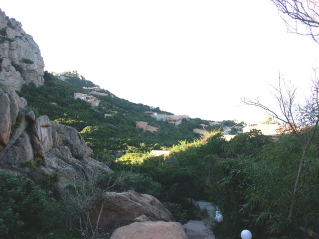 Die Felsen von Costa paradiso unter Das Grüne. Die Villen von Costa Paradiso bereichern das Landschaft