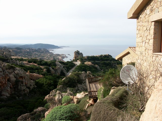 Die Küste von Costa Paradiso aus einer Terrasse