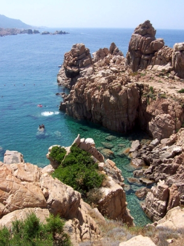 Auf Costa Paradiso findet man überall kleine  Strände, mit Panorama-ausblick. Das Grüne Meer passt zu der umliegenden Vegetation.