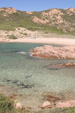 Ein Strand und das Meer von Costa Paradiso, Sardinien