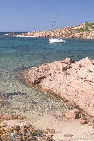 Costa Paradiso, Sardinien. Ein Boot fährt Zur See.