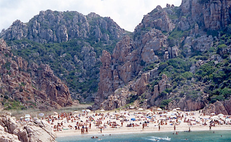 Costa Paradiso: Strand Li Cossi unter dem Felsen, die ein naturalisches Amphitheater schafft