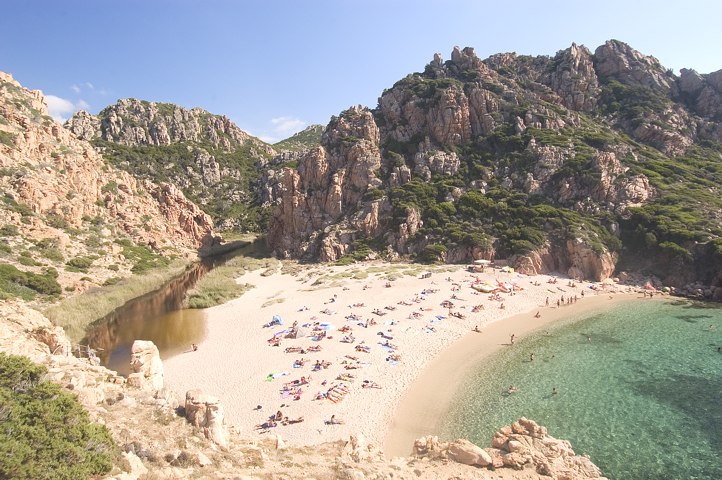 Strand Li Cossi von Costa Paradiso mit dem Teich