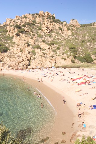 Die Touristen springen in dem Wasser von Strand Li Cossi von Costa Paradiso.