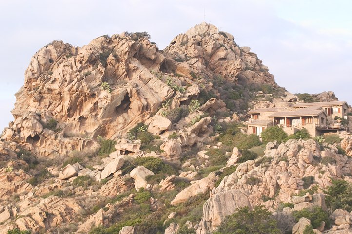 Einige Villen von Costa Paradiso unter der Felsen von Granit