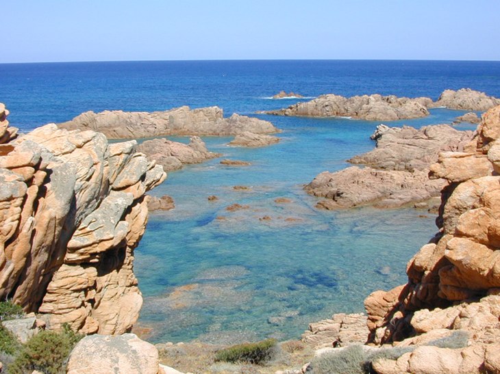 Costa Paradiso, Die Kuste in der Nahe Von Strand La costa nei pressi di Cala Sarraina