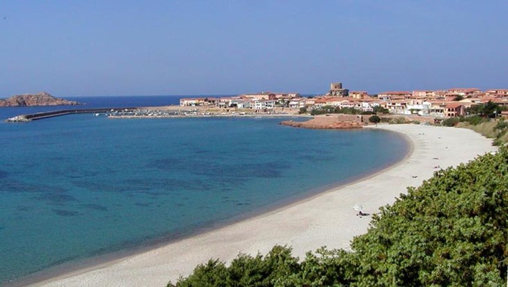 Nordsardinien - Die Spiaggia Longa von Isola Rossa, das Örtchen und "die Insel"